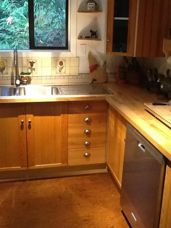 Gabriola Cottage With Gorgeous Garden Near Ocean