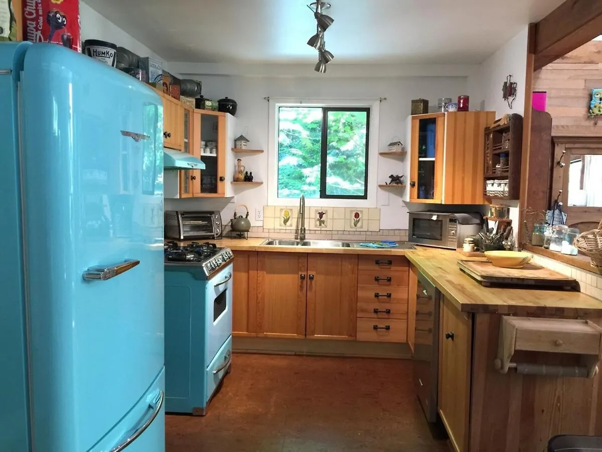 Gabriola Cottage With Gorgeous Garden Near Ocean Canada