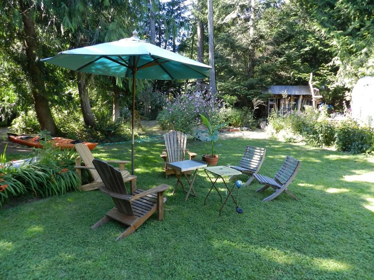 Gabriola Cottage With Gorgeous Garden Near Ocean Holiday home